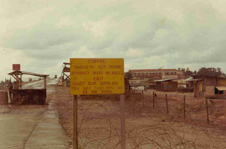 sign.jpg (45367 bytes)